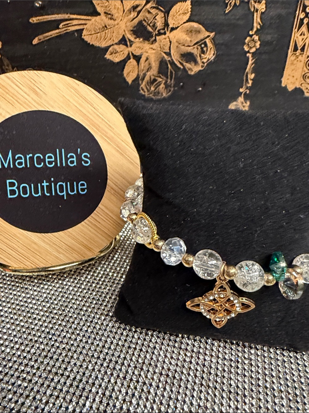 Gold Charm Clear crackle Bead Bracelet. 🆕
